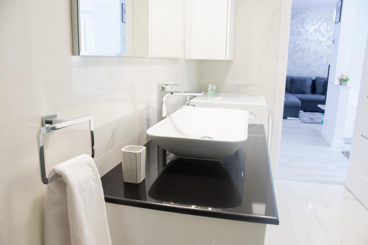 Gala Residence In Орадеа Екстериор снимка